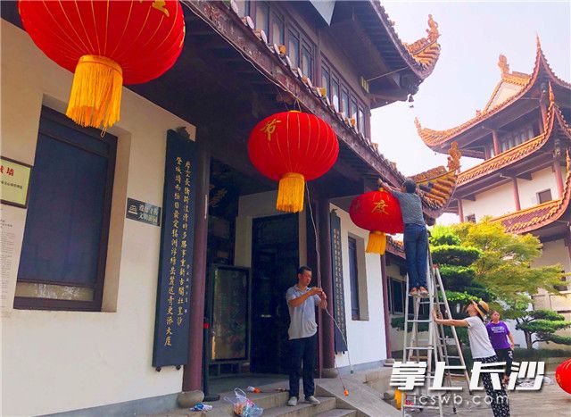 天心阁景区内，工作人员正在悬挂大红灯笼，营造节日氛围。
