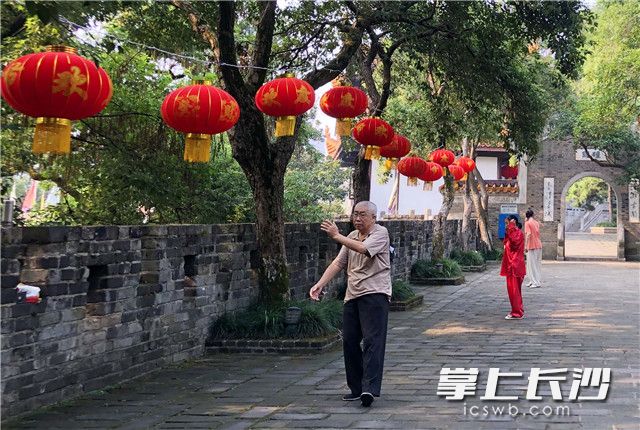 天心阁主景区内大红灯笼高高挂，一派喜庆祥和节日氛围。长沙晚报全媒体记者周柏平 通讯员 汤蕾蕾 摄影报道