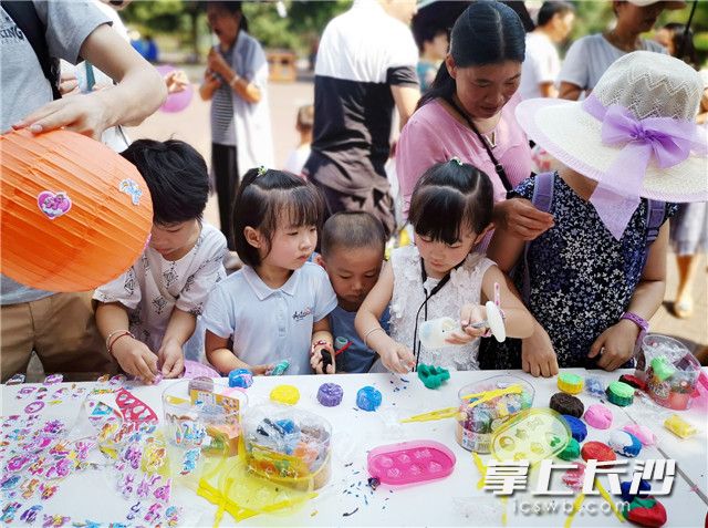 今日，动物园“中秋小集市”上，孩子们正在自己动物制作“月饼”，场面好不热闹。长沙晚报全媒体记者周柏平 通讯员刘姝伶摄影报道