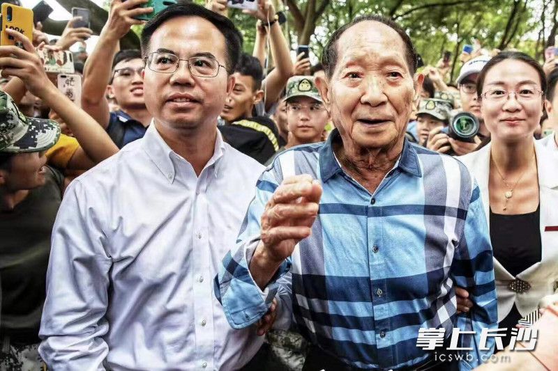 校园里，袁隆平院士受到了全体新生热烈追捧。