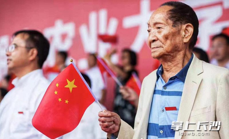 院士们和同学们一起歌唱《我和我的祖国》。
