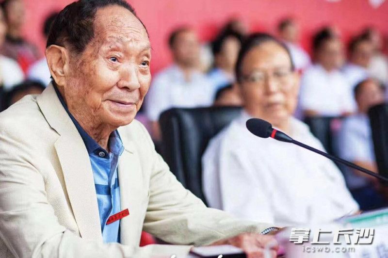 袁隆平亲授8字成功秘诀。