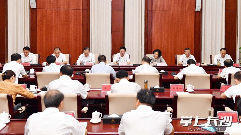 今天,参加市委“不忘初心、牢记使命”主题教育读书班的市委理论学习中心组(扩大)成员,围绕“明初心、守初心,矢志为民践宗旨”这一专题开展研讨交流。长沙晚报全媒体记者周柏平摄 今天,参加市委“不忘初心、牢记使命”主题教育读书班的市委理论学习中心组(扩大)成员,围绕“明初心、守初心,矢志为民践宗旨”这一专题开展研讨交流。长沙晚报全媒体记者周柏平摄