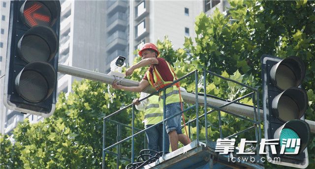 城市开放道路正在安装路侧设备。