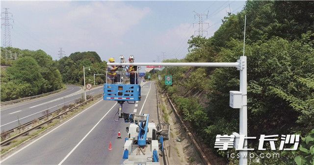 智慧高速正在安装路侧设备。