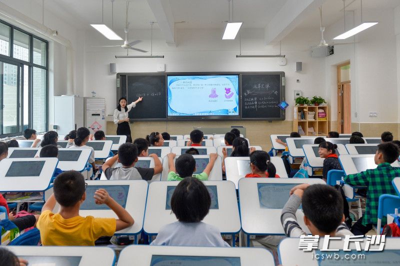 随着5G时代的到来,长沙市实验小学的老师和学生正在用智慧课堂的新技术来上课,很好的提升了学生们的积极性。照片均为长沙晚报全媒体记者 邹麟 摄 随着5G时代的到来,长沙市实验小学的老师和学生正在用智慧课堂的新技术来上课,很好的提升了学生们的积极性。照片均为长沙晚报全媒体记者 邹麟 摄