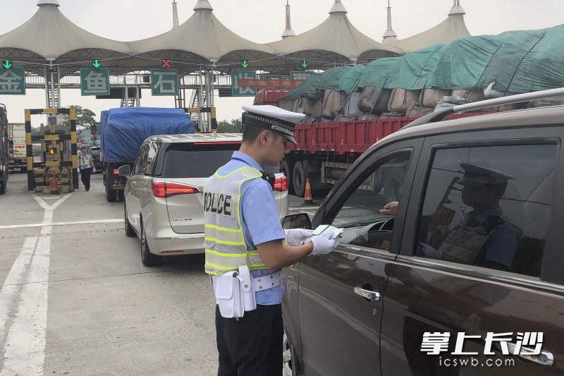 高速交警对过往车辆逐一开展例行检查。均为湖南交警供图