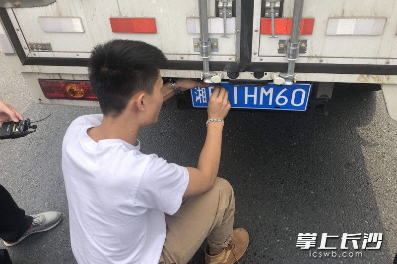 小货车驾驶人因未按规定悬挂机动车号牌被查处。
