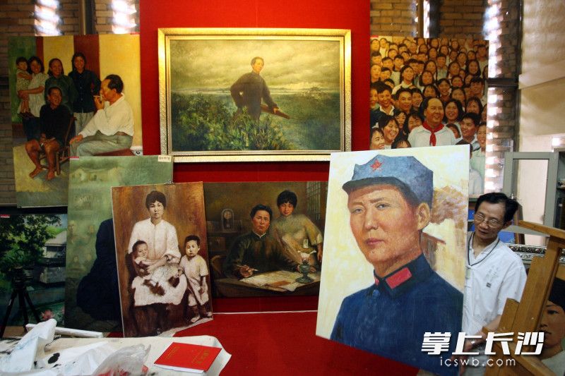 长沙油画家杨克起正在大麓古玩城布展“伟人颂”油画展。图片均为长沙晚报全媒体记者 贺文兵 摄