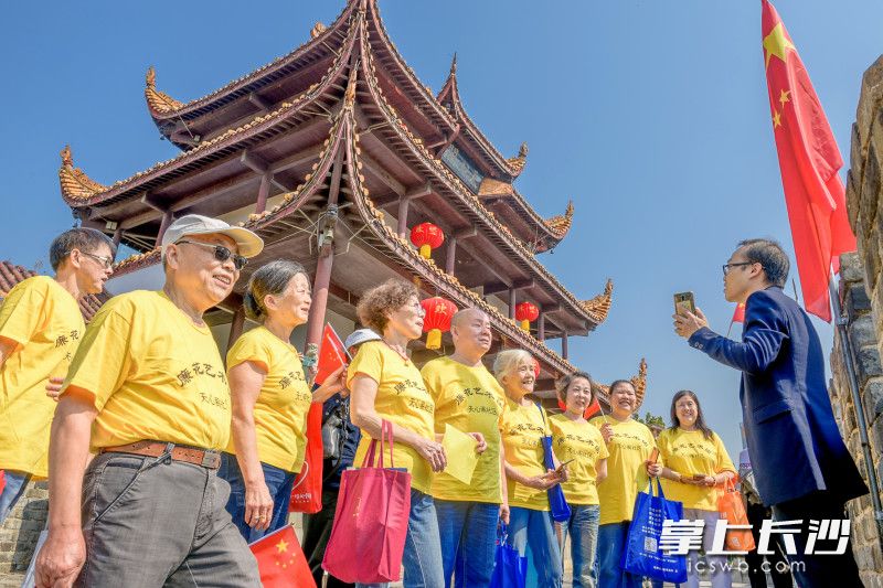 社区老人们在志愿者的陪同下，登上天心阁古城楼，远瞰星城的美丽秋景，零距离感受天心古阁的风华神韵。照片均为长沙晚报全媒体记者 陈飞 摄 
