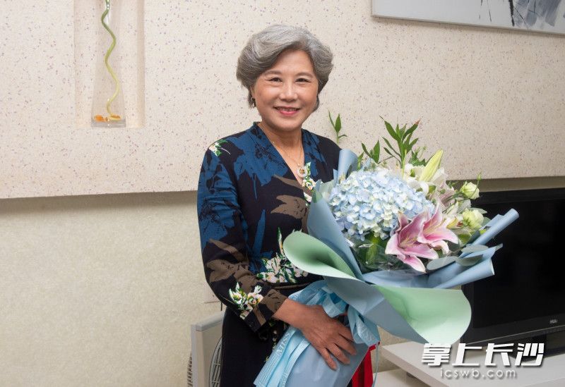 9月20日，市委宣传部、市文明办在全市开展全国道德模范走访慰问活动，为全国道德模范任菲莉送上节日祝福。