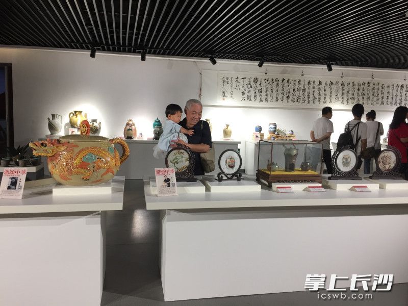 9月20日,鼎颂中华•长沙铜官陶瓷艺术展在长沙规划馆开幕。均为长沙晚报全媒体记者 黄能 摄 9月20日,鼎颂中华•长沙铜官陶瓷艺术展在长沙规划馆开幕。均为长沙晚报全媒体记者 黄能 摄