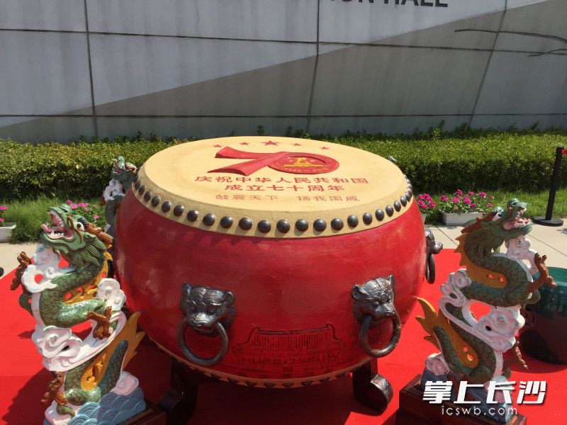 《鼓振雄风》是目前国内直径最大的陶鼓。 《鼓振雄风》是目前国内直径最大的陶鼓。