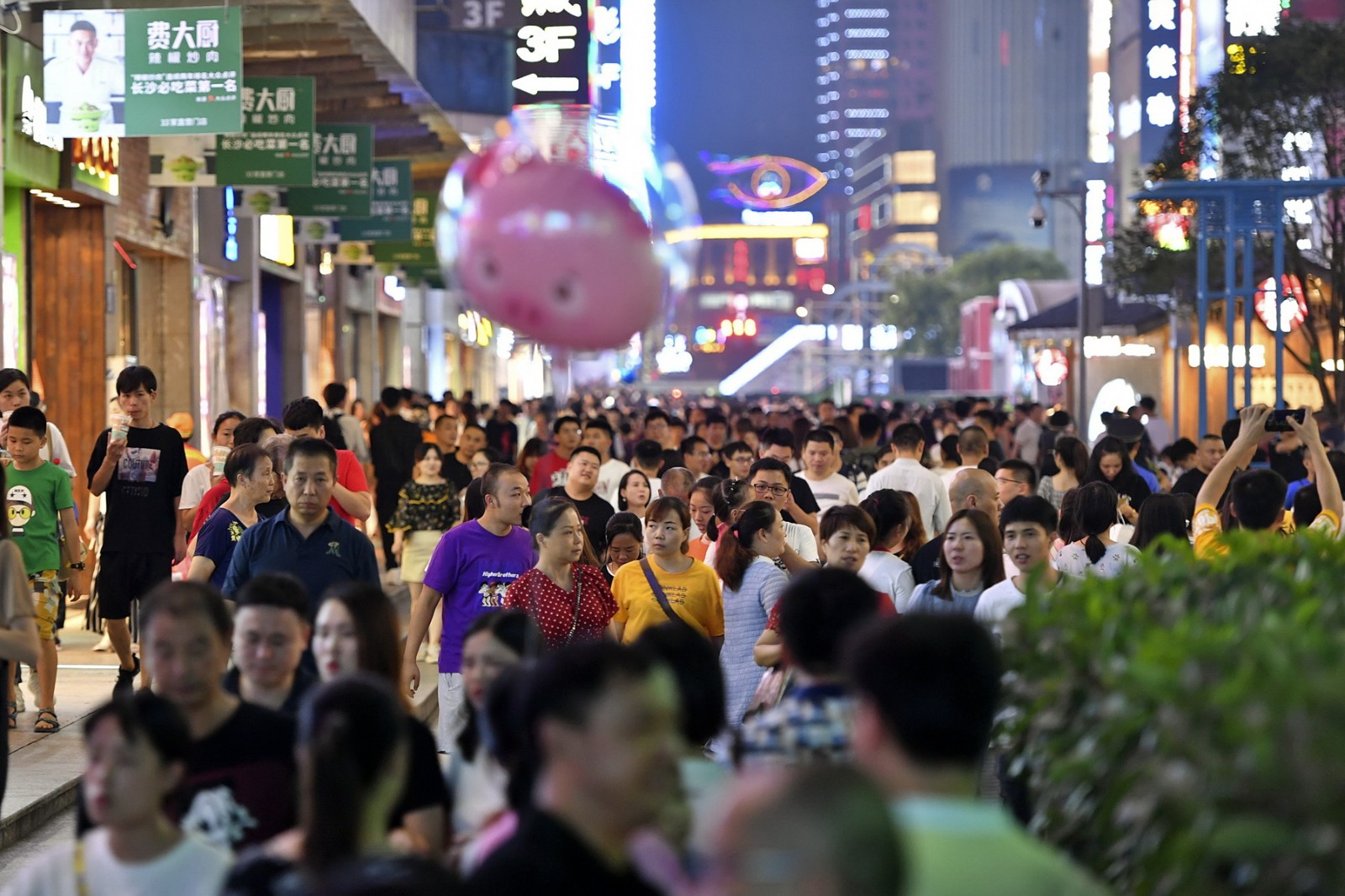 黄兴南路步行街人潮涌动。长沙晚报全媒体记者 邹麟 摄 
