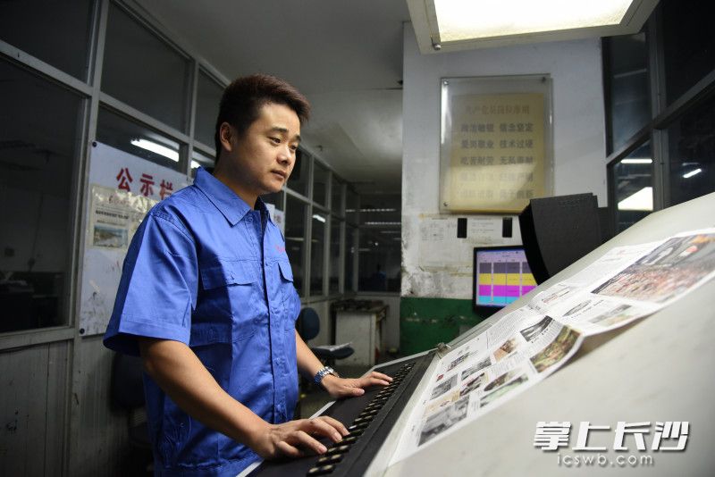 32岁的救人小伙蔡中财是长沙晚报社印务公司员工。图为蔡中财在工作中。长沙晚报全媒体记者 刘琦 摄
