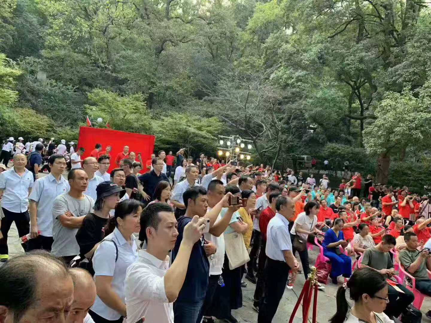 现场游客纷纷驻足观看。