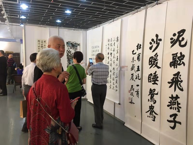 精美的书法作品引得参观者驻足欣赏。