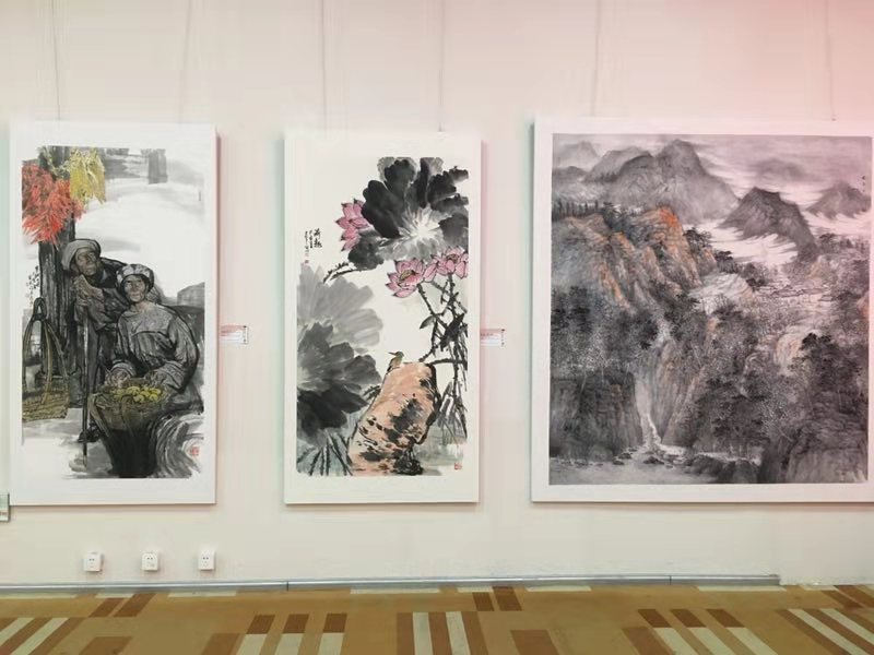 以秀美苍劲、大气磅礴的山水花鸟绘画作品赞美祖国。均为长沙晚报全媒体记者 吴颖姝 摄