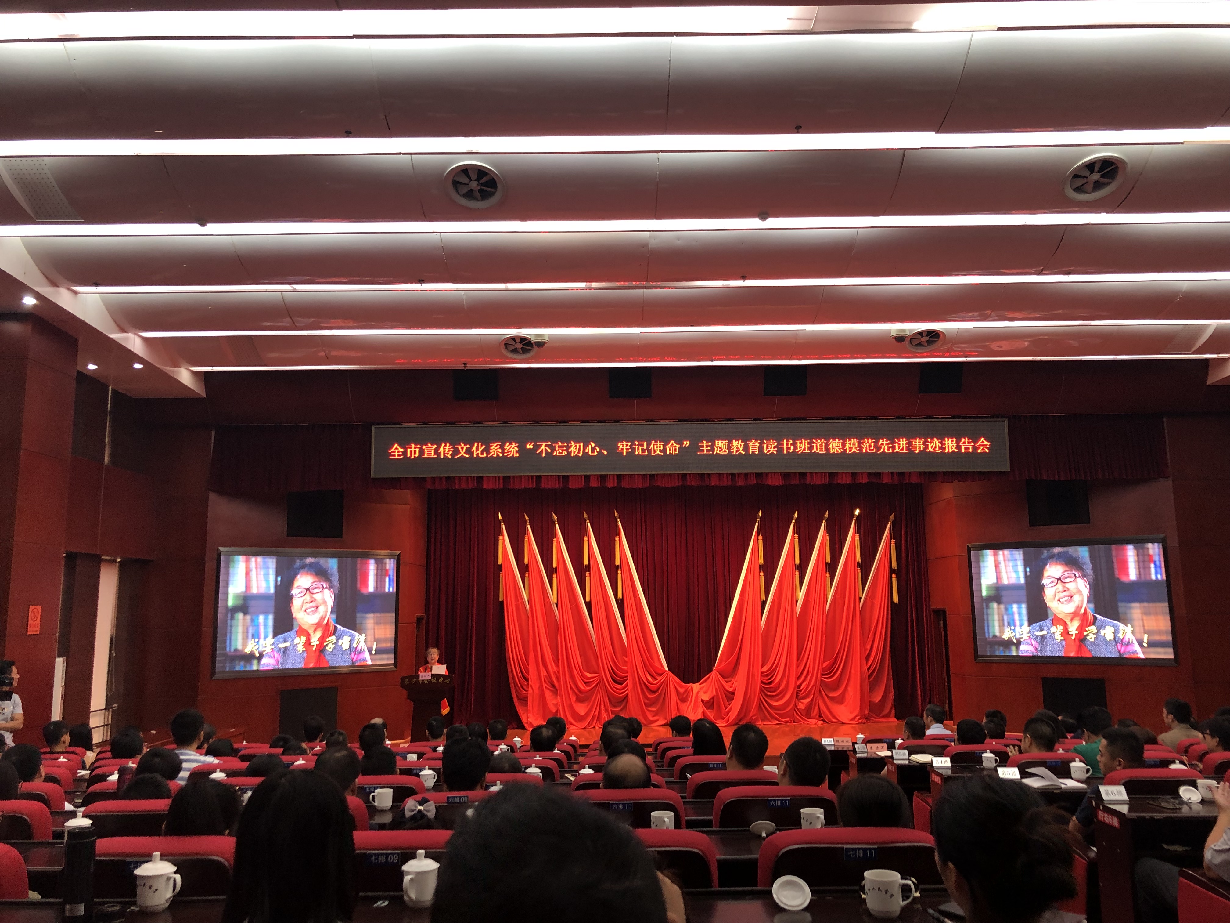 池凤英讲述她和“慈娭毑乘务岗”的奉献故事。