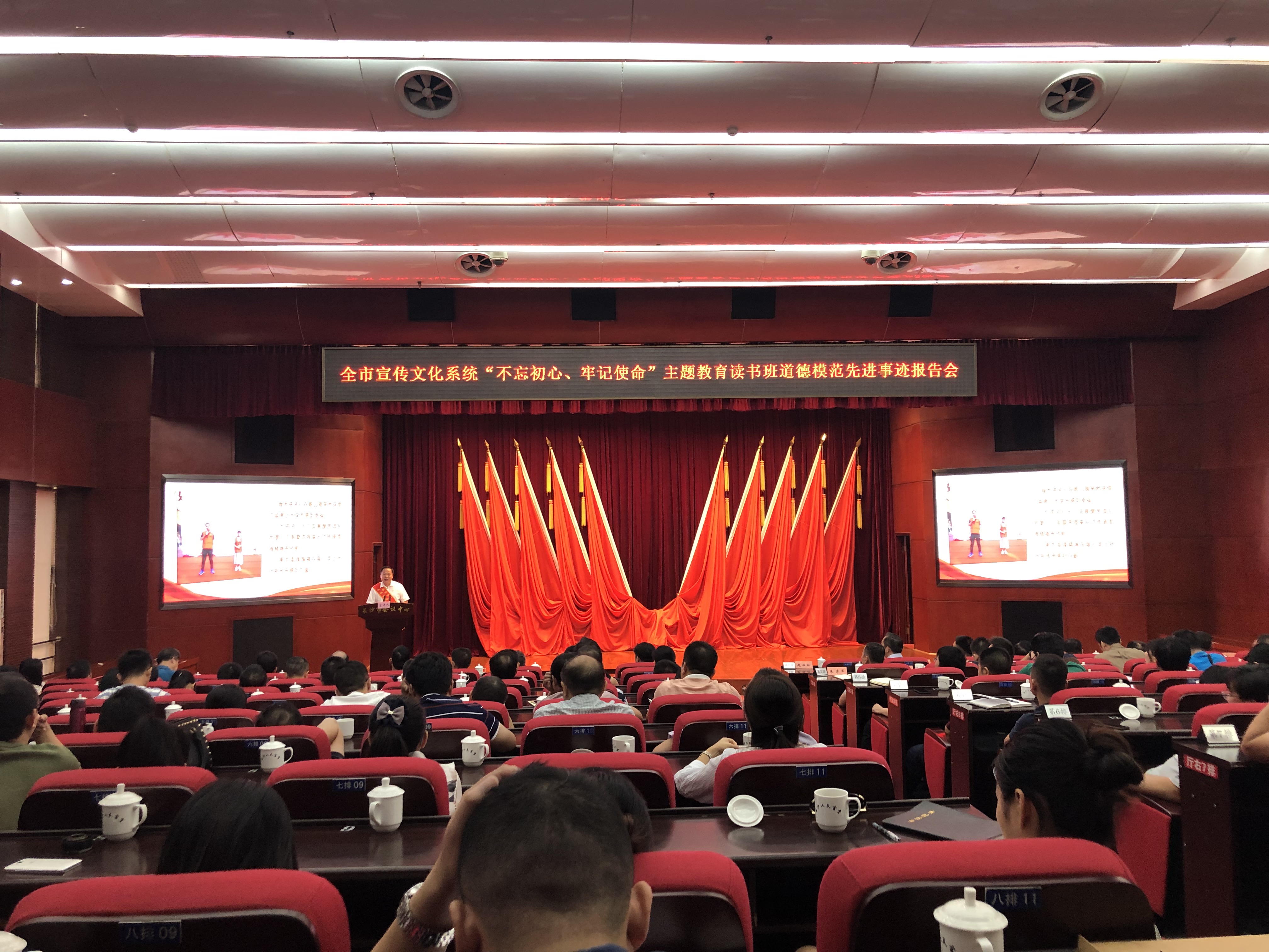 杨士泉讲述他和“小蜜蜂志愿者协会”的同伴们为爱奔跑的感人故事。