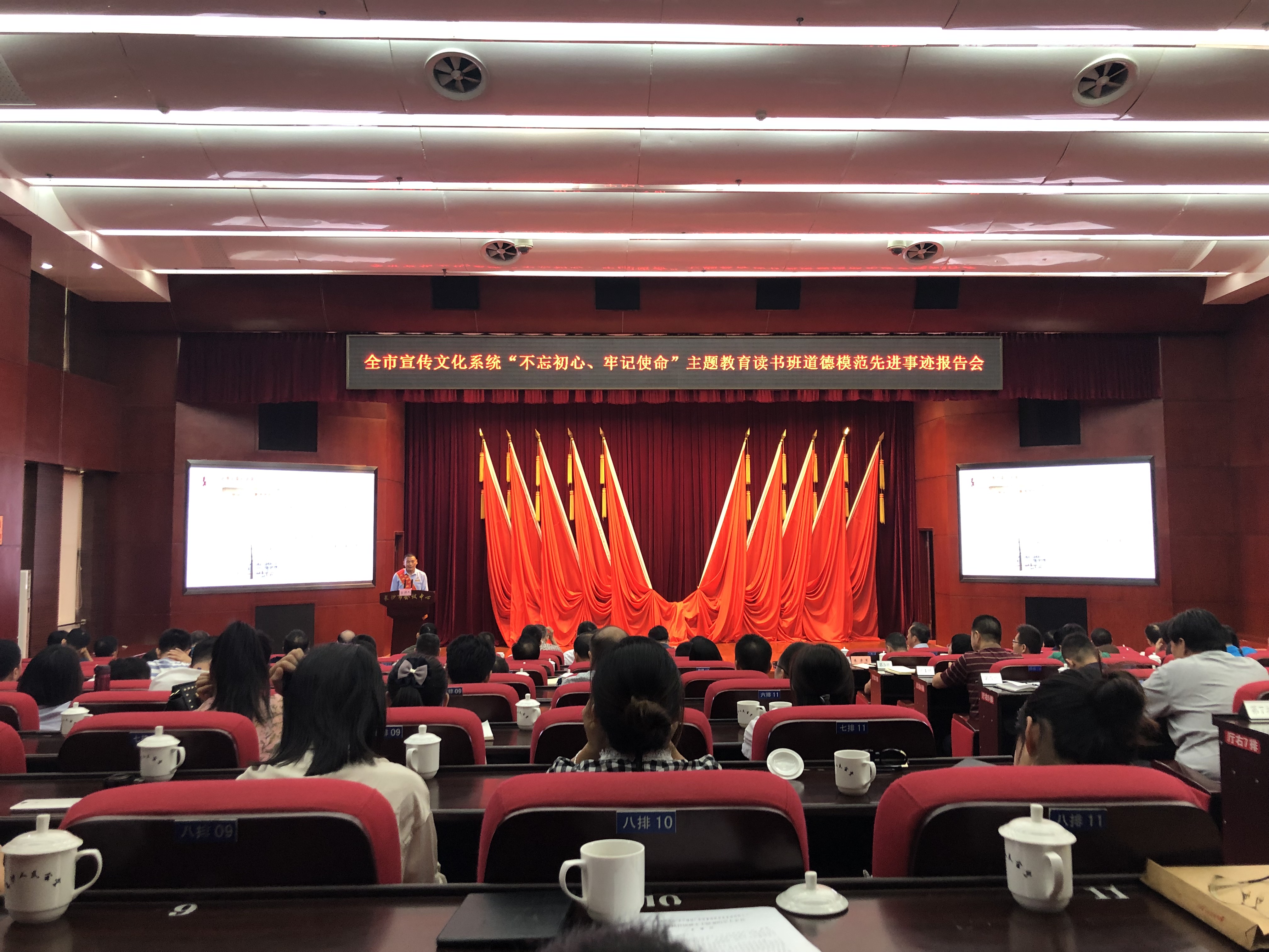 彭友良讲述了“蓝的雷锋车队”的志愿服务路上的感动和精彩。