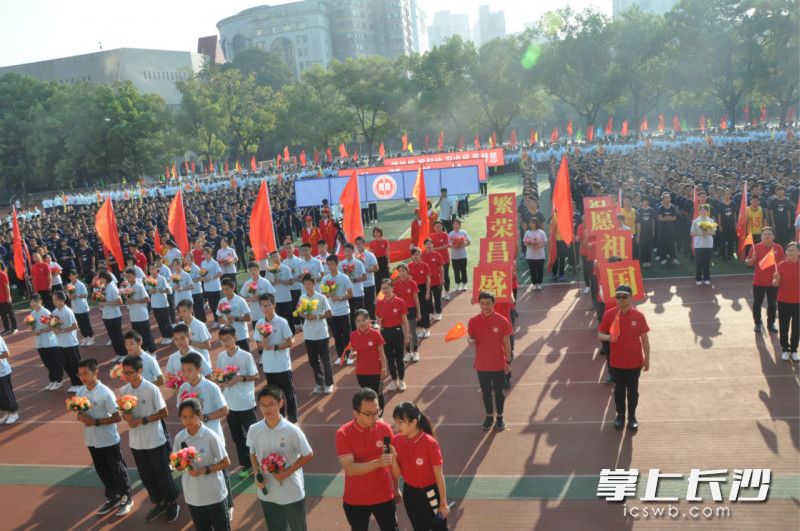 手捧鲜花，为祖国送上最美好的祝福。