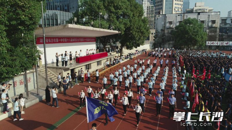 师生组成的方阵队整齐地走来。