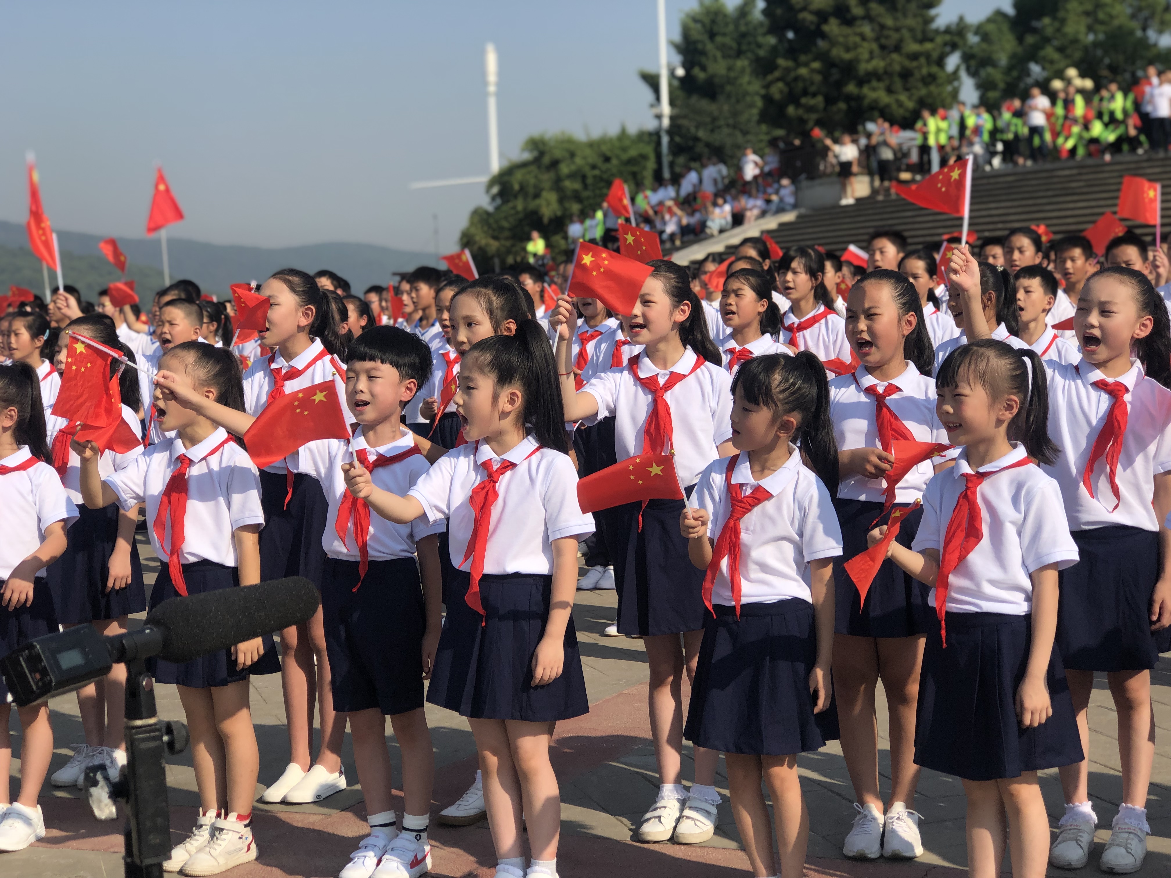 少先队员们重温了少先队队歌《我们是共产主义接班人》，用深情的歌唱，抒发对祖国母亲的热爱。 