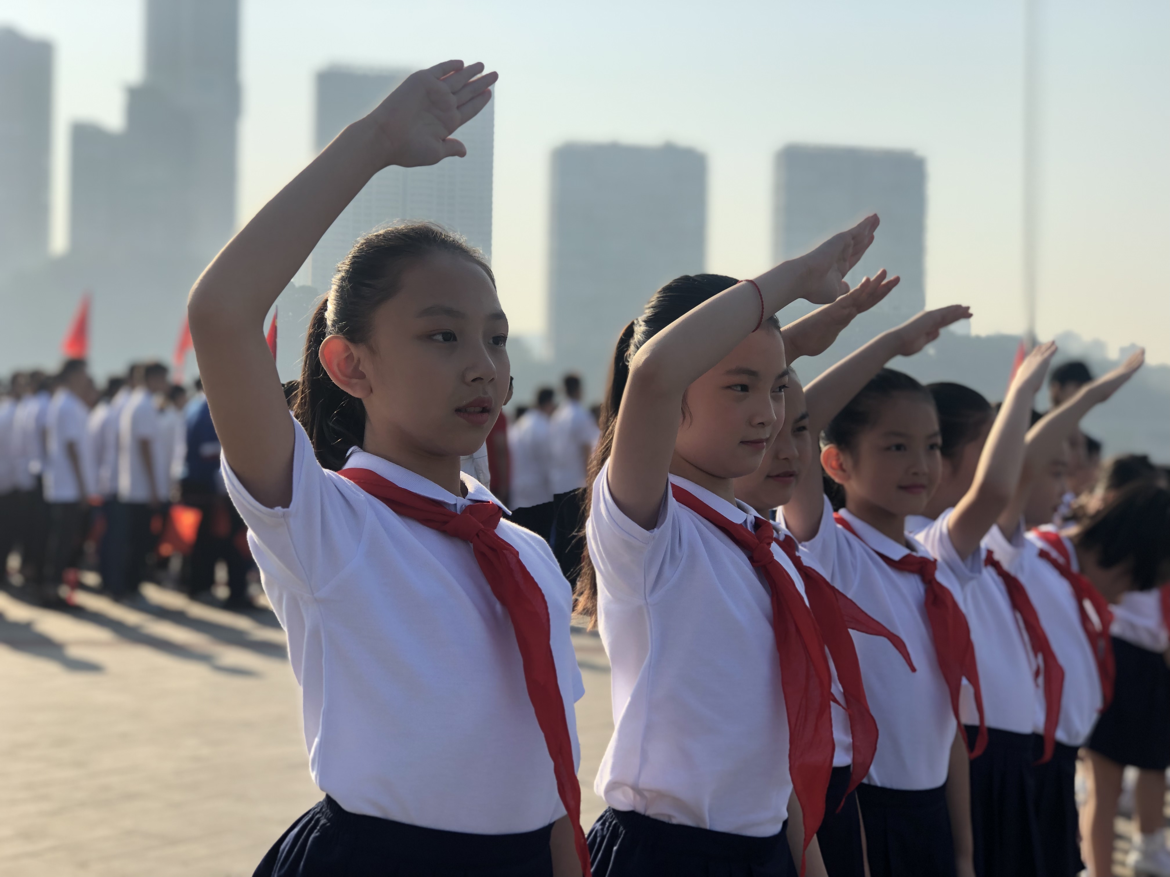 国歌响起，少先队员们面向五星红旗敬礼。