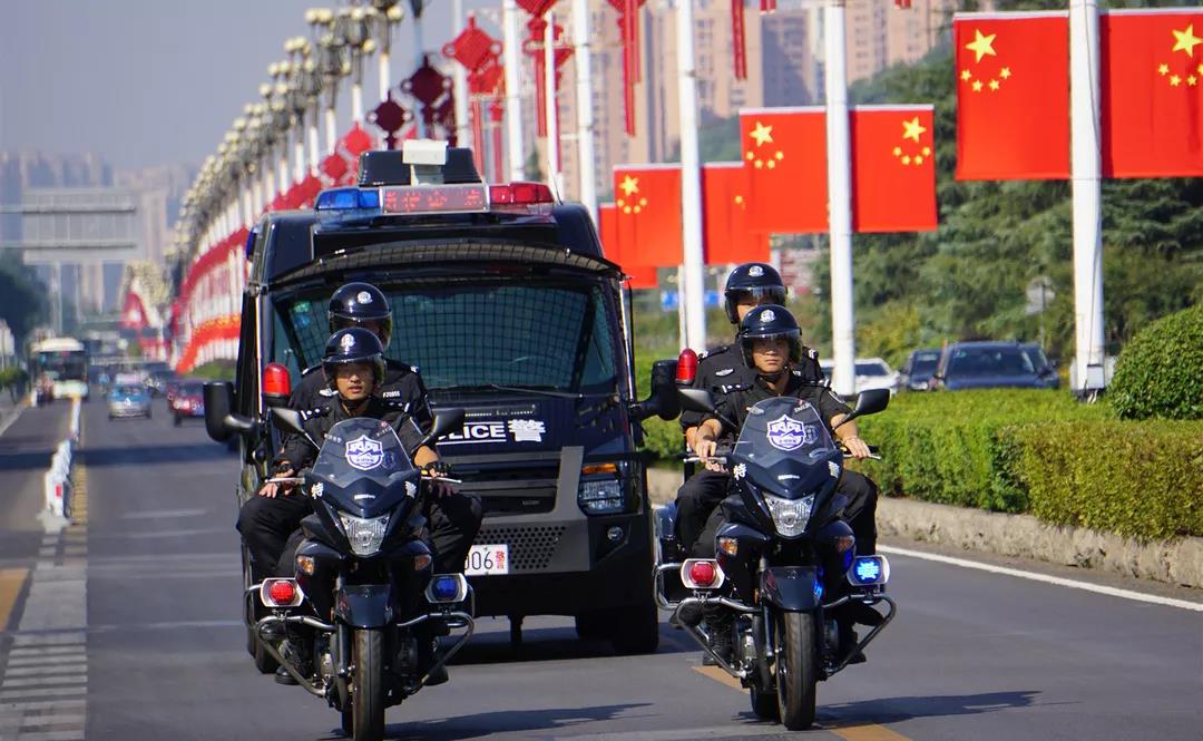 长沙的特警们驾驶警车在路面巡逻，守护平安。 警方供图