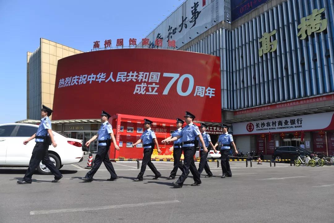 民警、辅警在高桥大市场附近巡逻。 警方供图