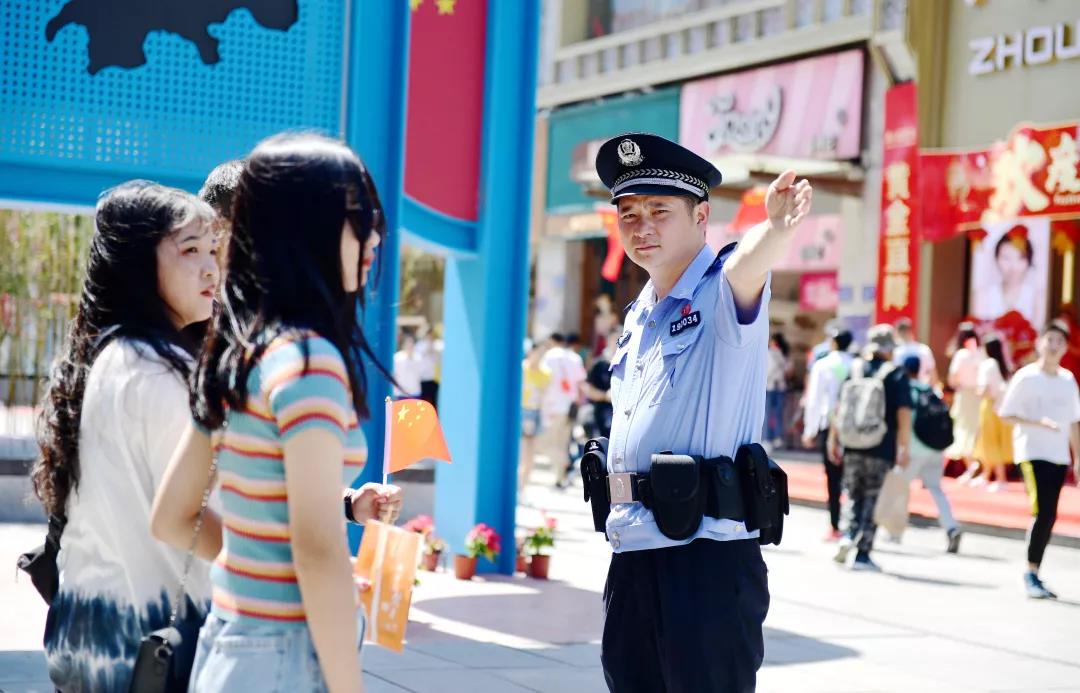 面对群众求助，巡逻民警耐心帮助。 警方供图