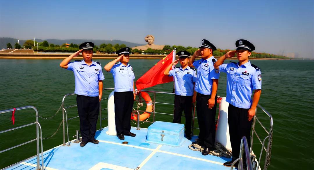 水警们在巡逻船上一同敬礼，向祖国致敬。 警方供图