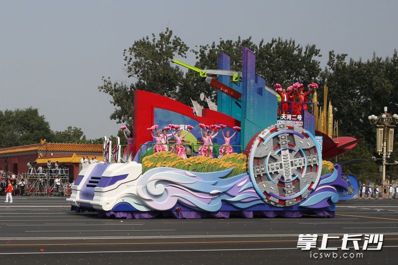 “潇湘今朝”湖南彩车唯一采用工程机械底盘改装的彩车，彩车上满是“湘”情。长沙晚报特派全媒体记者 黄启晴 摄