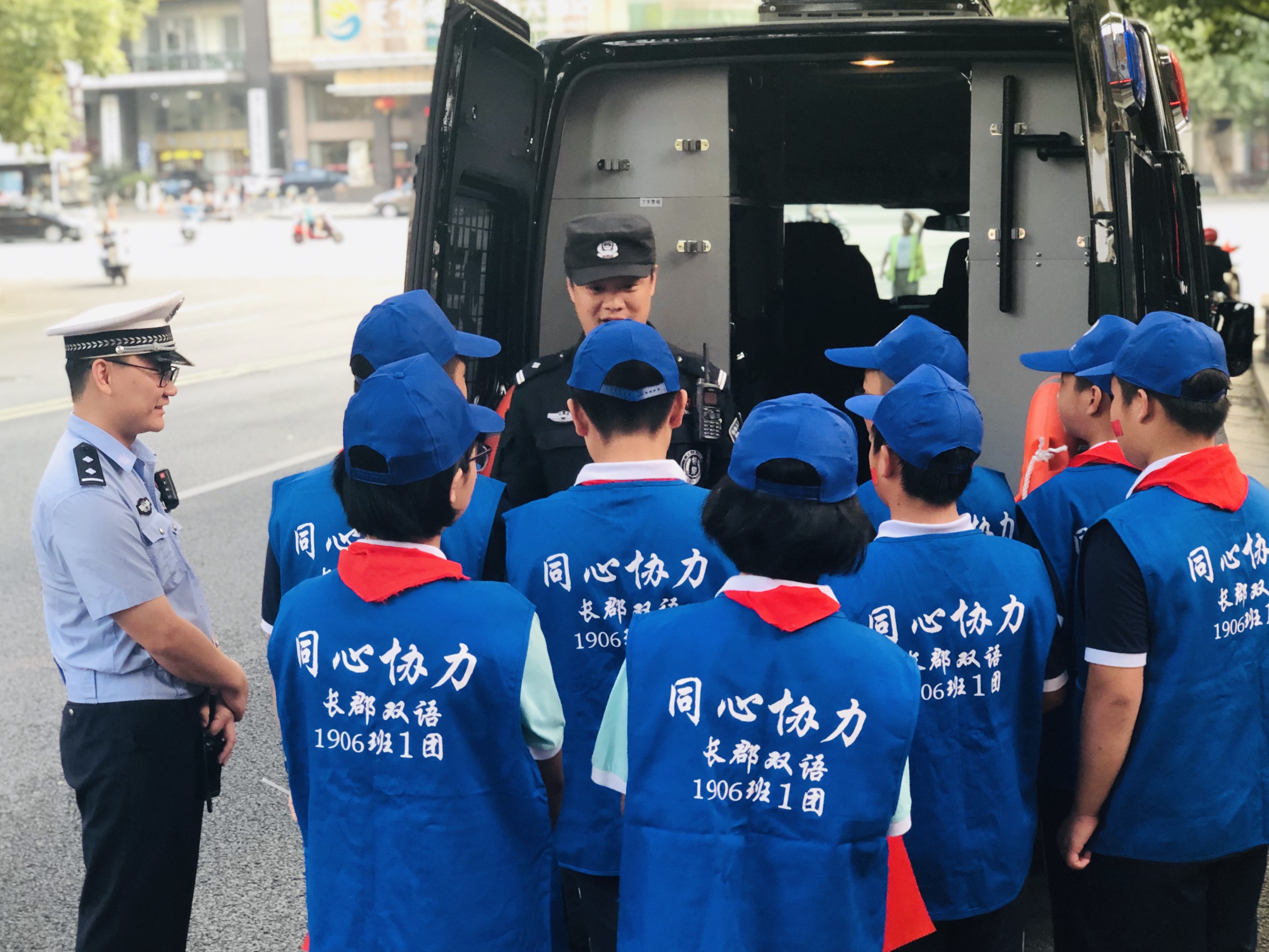 同学们积极参与实践活动，立志当文明长沙的传播者。