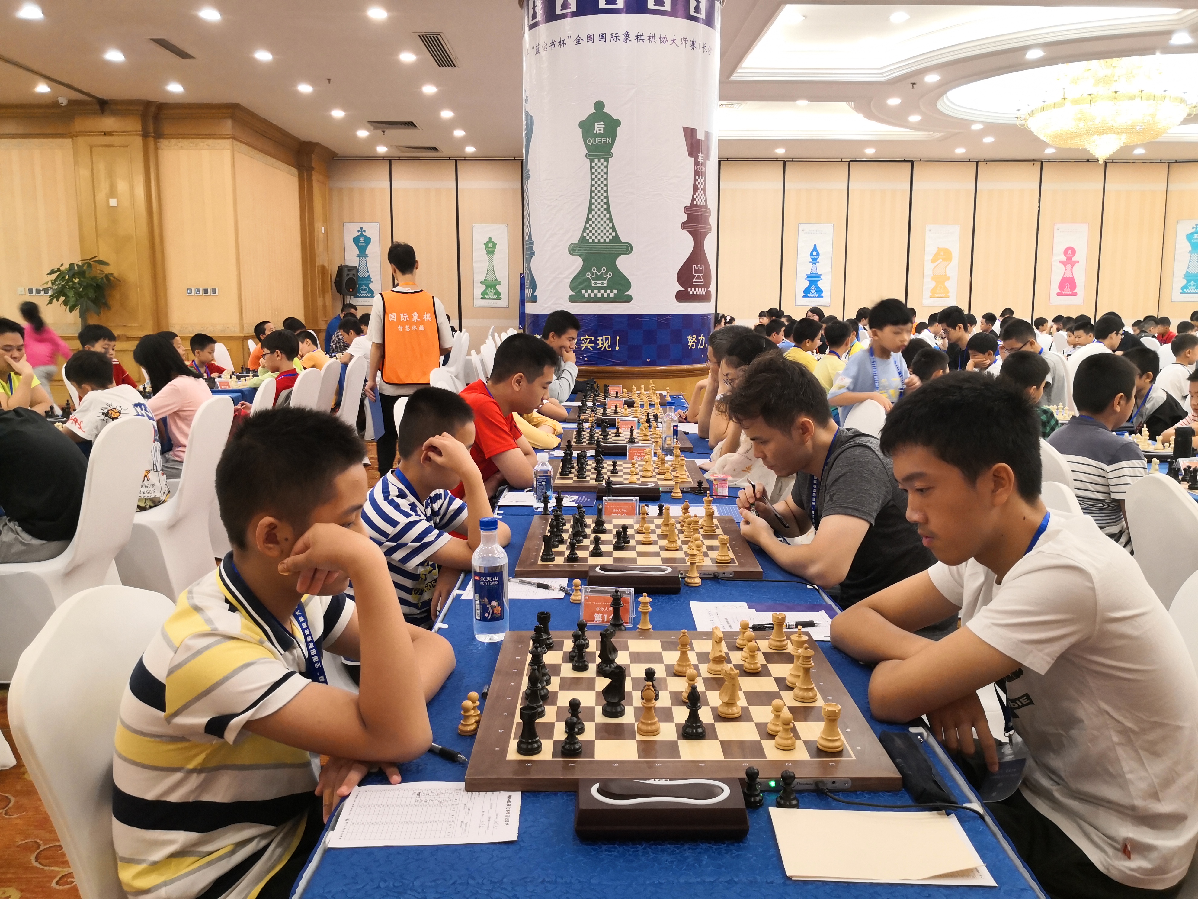 参赛棋手斗智斗勇。主办方提供
