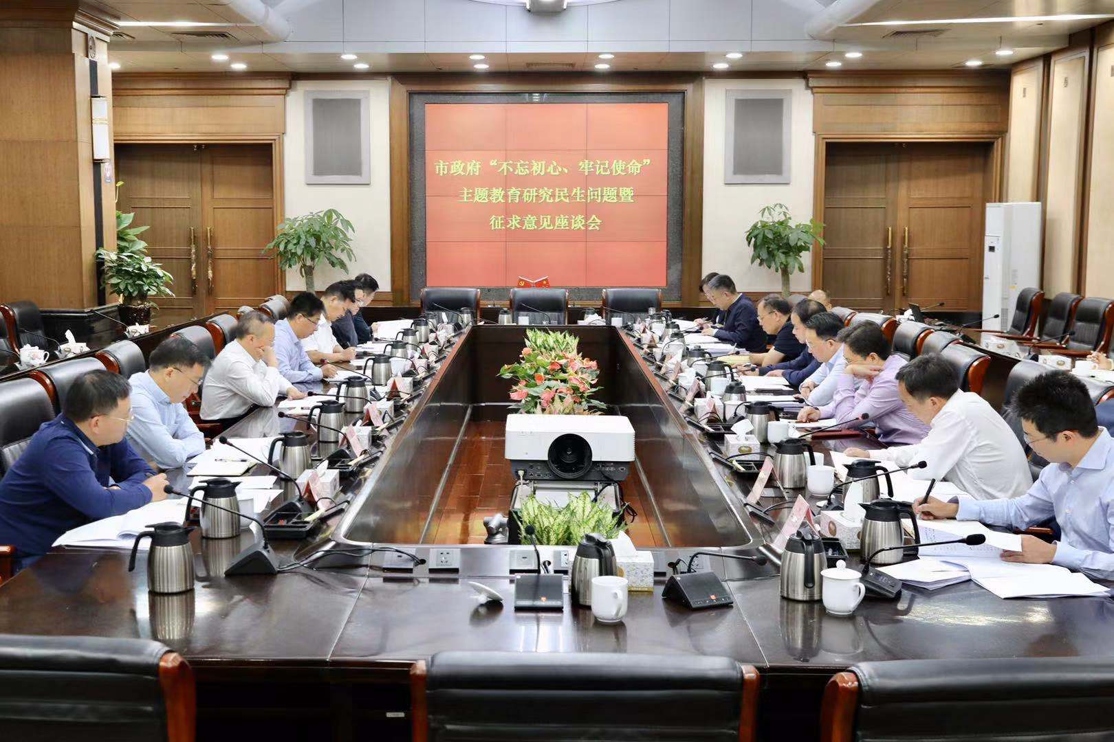 胡忠雄强调，要紧紧围绕老百姓所需、所想、所急的民生问题，提供更多更好的公共服务产品。图片均为刘书勤摄