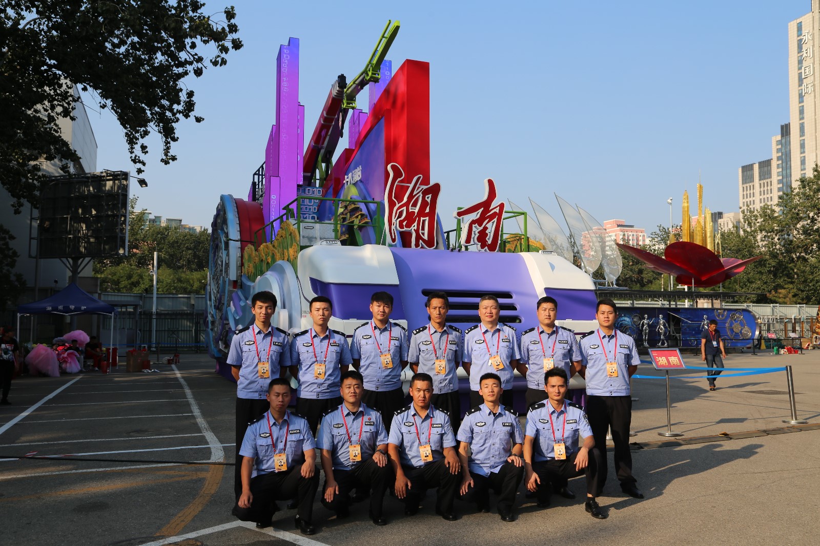 56天里，这些长沙特警队员们始终守护着湖南彩车。 警方供图