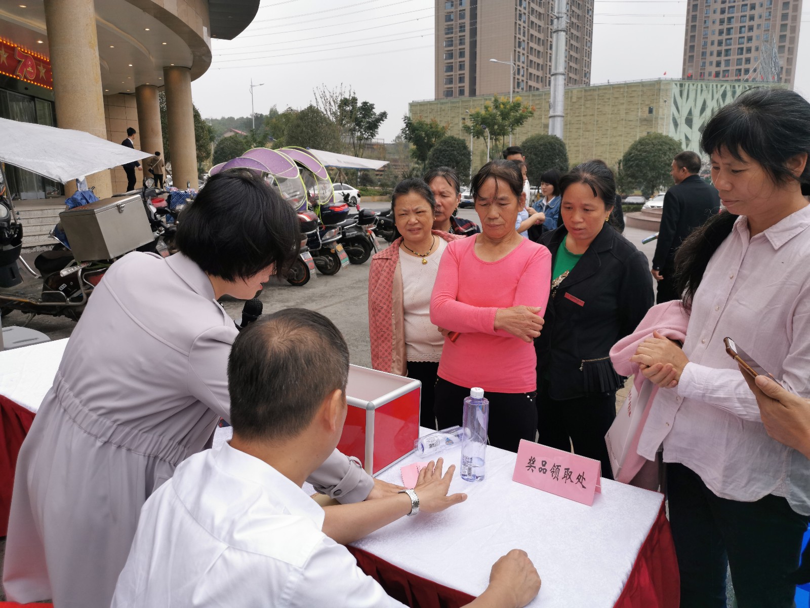 今日，一年一度的市住建行政执法局“法治长沙 幸福万家”执法宣传活动正式拉开序幕。