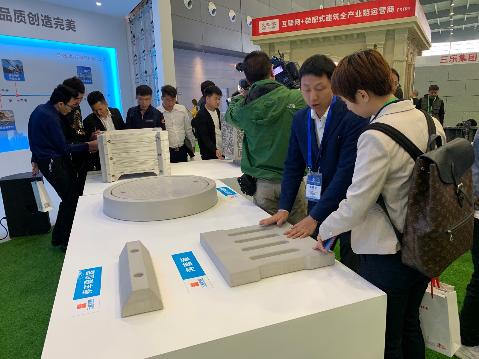 三能房屋研发的超高性能混凝土市政产品吸引众多参观者驻足。