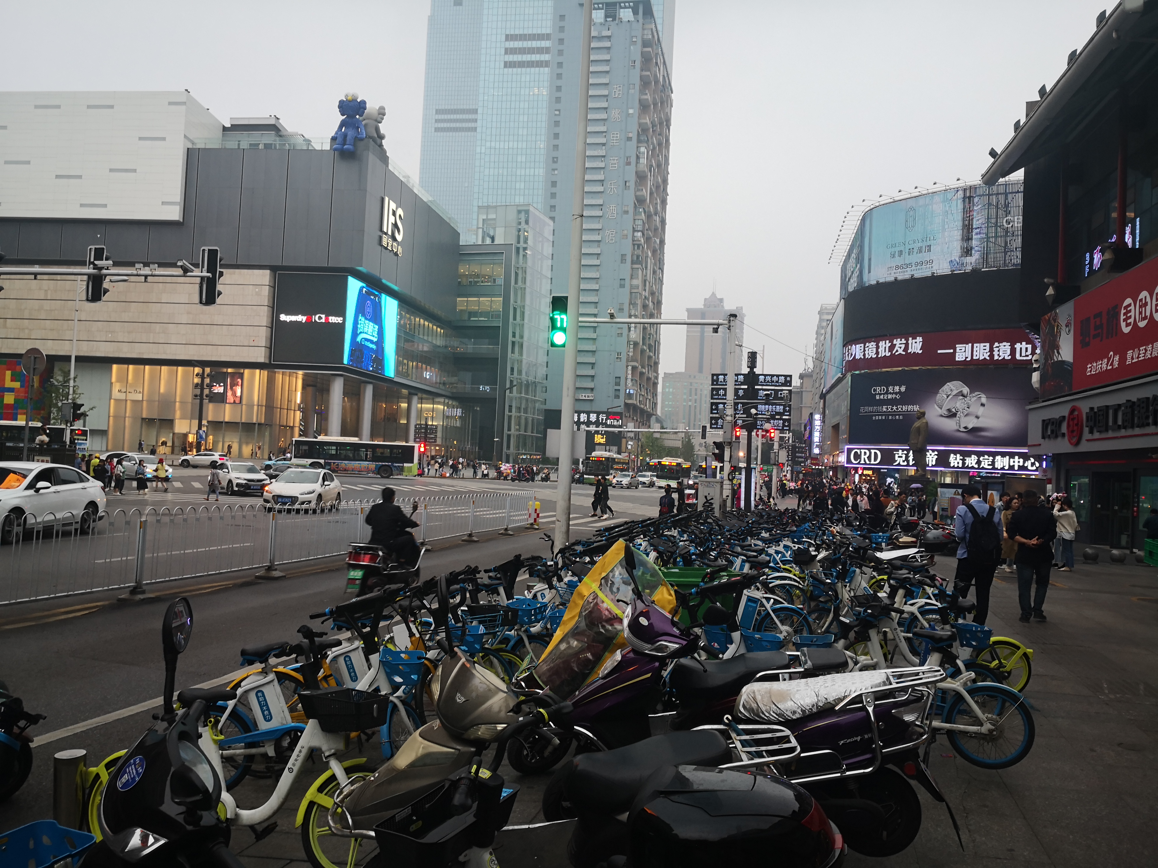 步行街司门口往江边方向，路边人行道上停了四排共享单车。 均为长沙晚报全媒体记者 孙占锋 摄