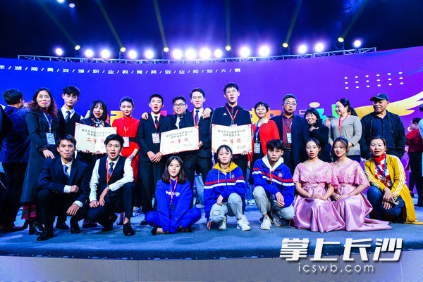 获奖选手与指导老师们合影。所有照片由长沙晚报通讯员周宏泽提供。