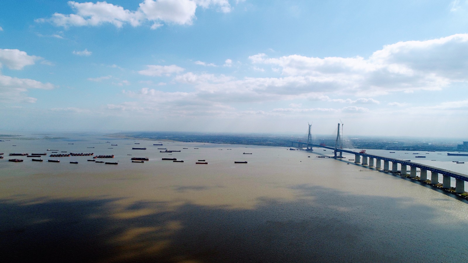 沪通长江大桥明年下半年有望全面建成通车后,南通到上海将缩短至1小时左右。 沪通长江大桥明年下半年有望全面建成通车后,南通到上海将缩短至1小时左右。