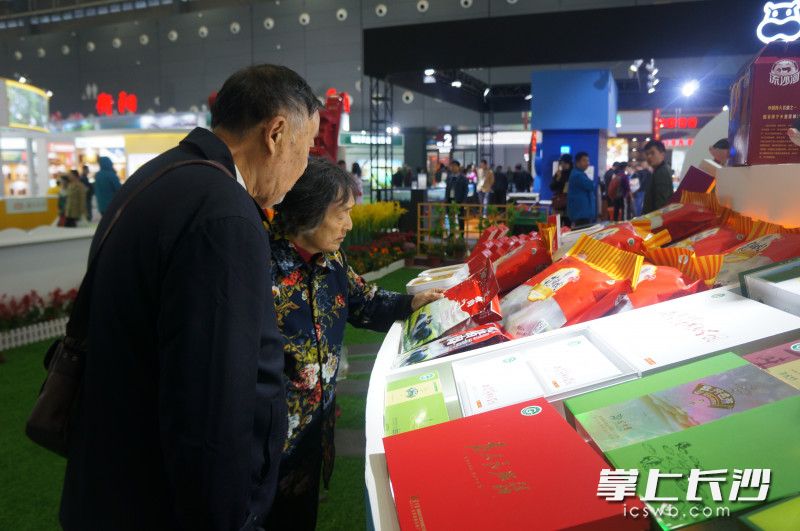 长沙展区“一县一特”展台的特色农产品吸引市民目光。长沙晚报全媒体记者 唐朝昭 摄