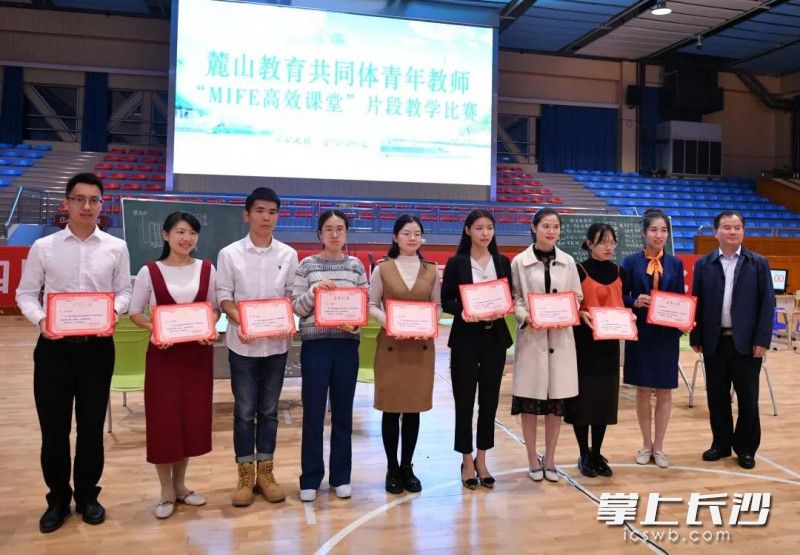 邓智刚校长总结并为参赛老师颁奖。