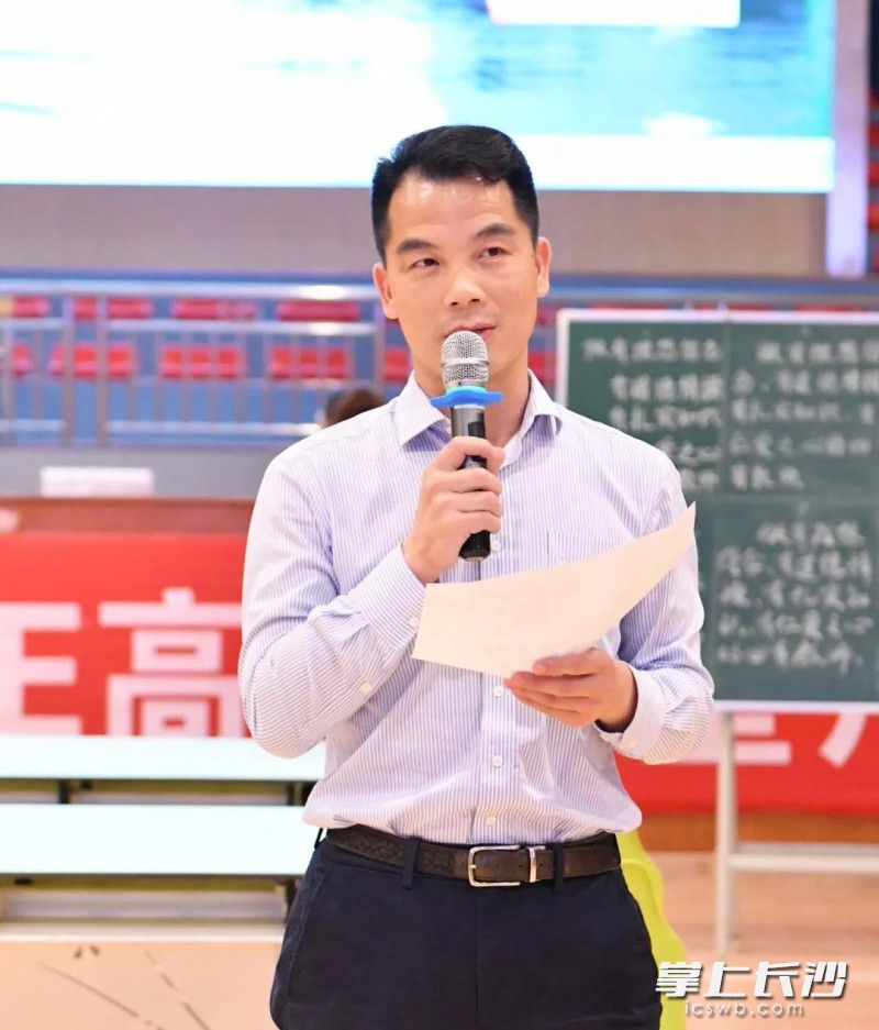 胡勇辉副校长点评。