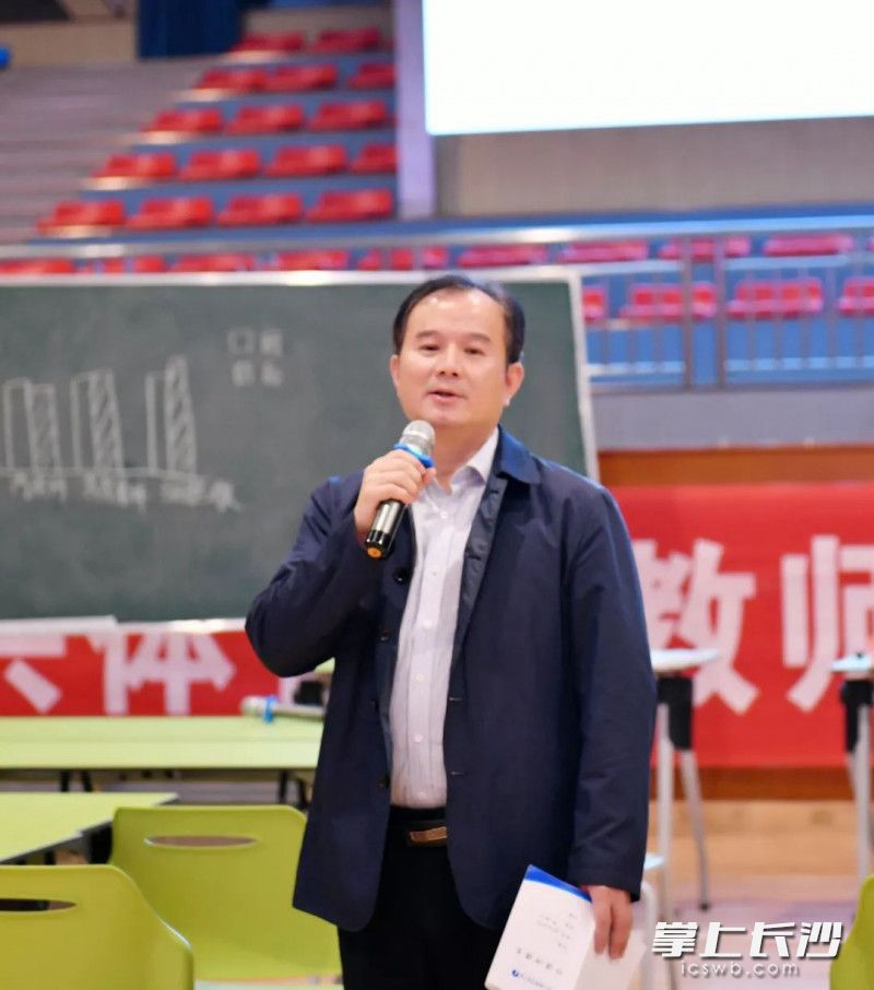 邓智刚校长点评。