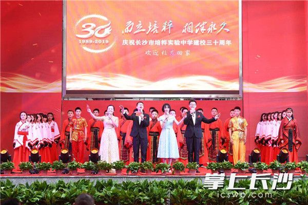 舞台表演。 舞台表演。