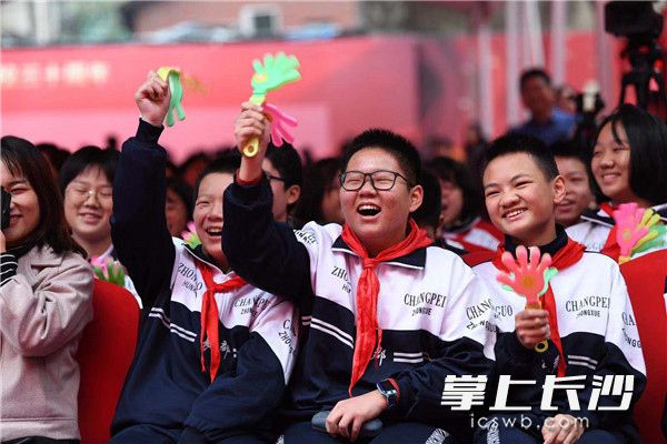 开心的在校学生。 开心的在校学生。