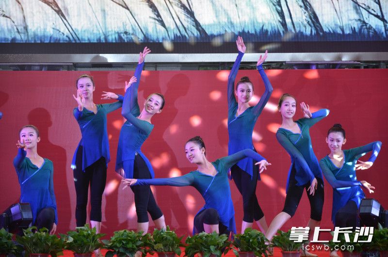 活动现场,学生们正在表演节目。 活动现场,学生们正在表演节目。